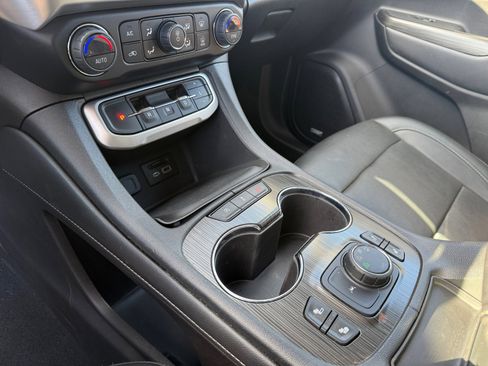 Used 2023 GMC Acadia SLT image 13