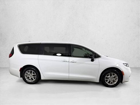 Used 2024 Chrysler Pacifica Touring-L FWD image 2