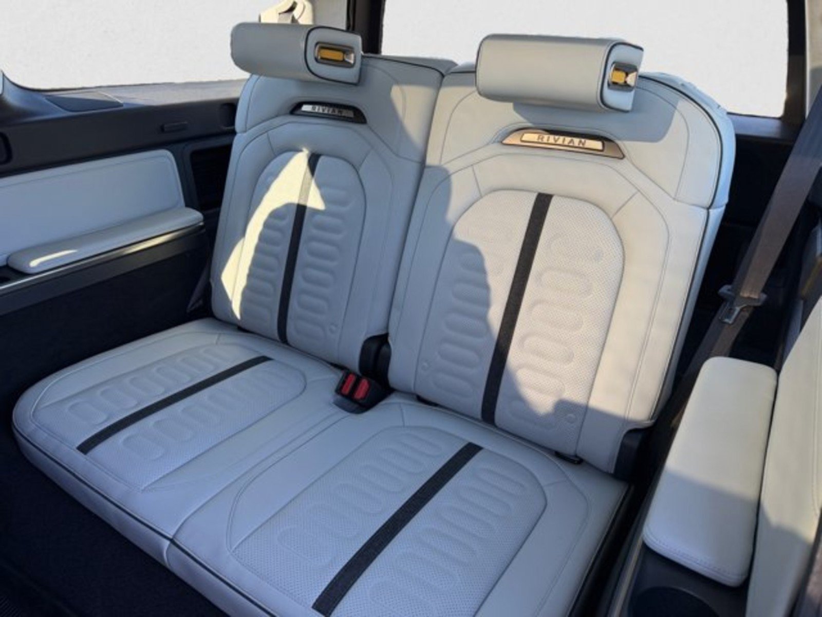 Used 2025 Rivian R1S Adventure Dual AWD/4WD image 20