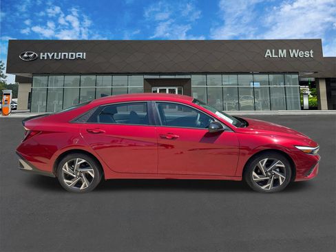 Used 2025 Hyundai Elantra Sport FWD image 4
