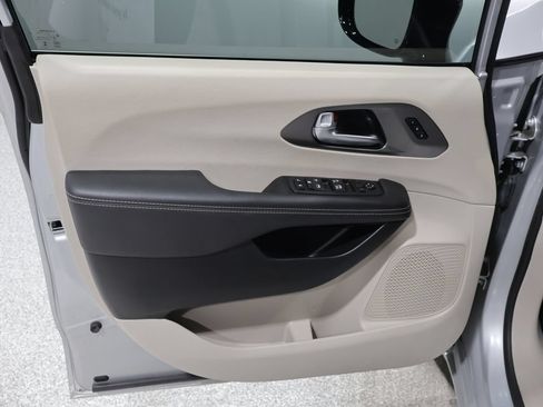 Used 2024 Chrysler Pacifica Touring-L FWD image 12