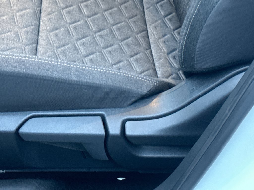 Used 2025 Nissan Kicks SV AWD/4WD image 14