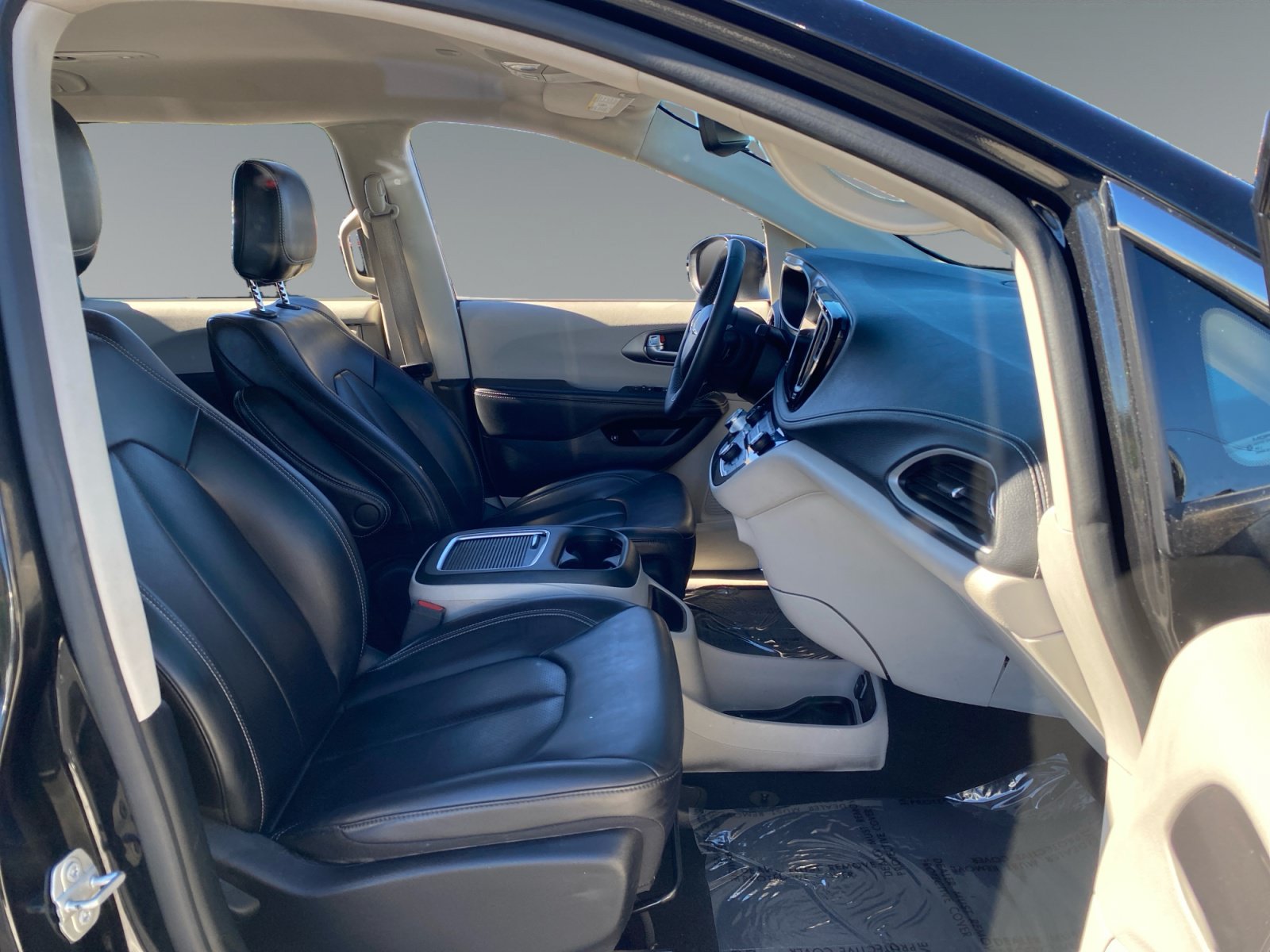 Used 2023 Chrysler Pacifica Touring-L FWD image 15