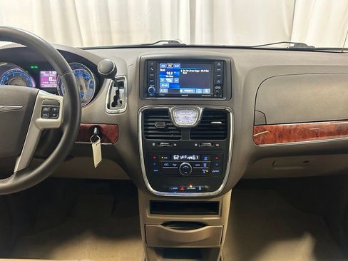 Used 2016 Chrysler Town & Country Touring FWD image 14