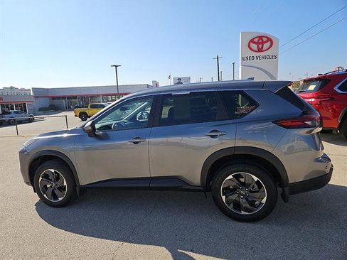 Used 2024 Nissan Rogue SV w/ SV Premium Package image 2