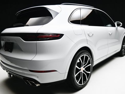 Used 2019 Porsche Cayenne Turbo w/ Premium Plus Package image 28