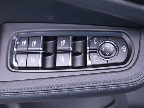 Certified 2025 Porsche Macan AWD/4WD image 37