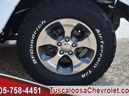 Used 2018 Jeep Wrangler Unlimited Sahara w/ Connectivity Group AWD/4WD image 14