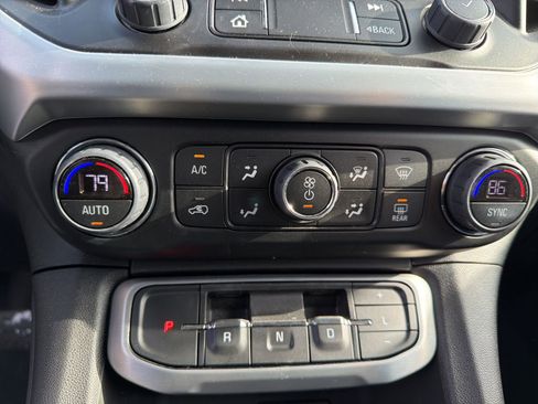 Used 2023 GMC Acadia SLE image 11