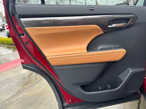 New 2026 Toyota Highlander Platinum image 13