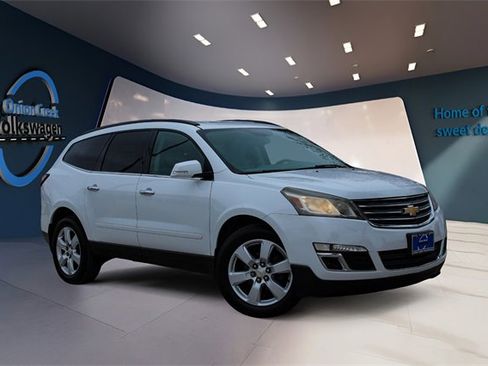 Used 2016 Chevrolet Traverse LT w/ Style and Technology Package image 2