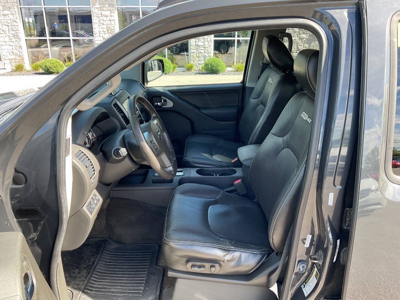 Used 2015 Nissan Frontier PRO-4X w/ Pro-4x Luxury Package AWD/4WD image 13