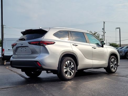 Used 2024 Toyota Highlander XLE AWD/4WD image 4