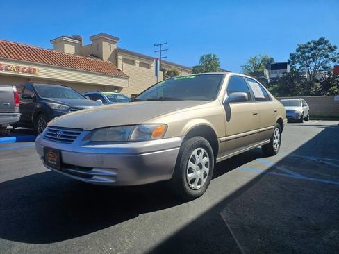 Used 1998 Toyota Camry LE image 1