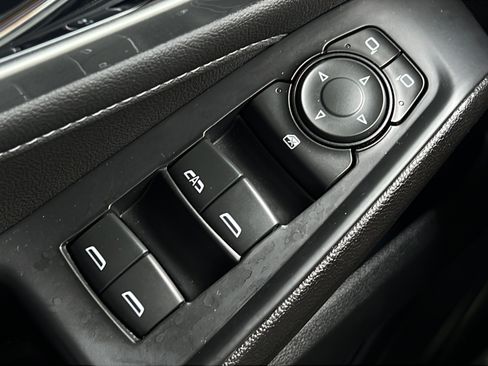 Used 2022 Chevrolet Traverse LT FWD image 16