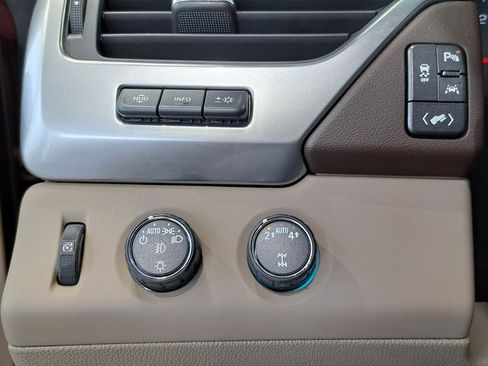 Used 2019 Chevrolet Suburban Premier image 14