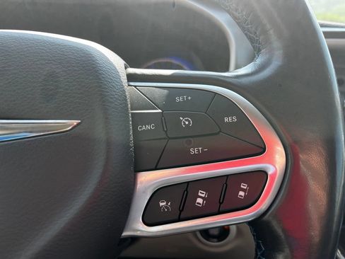 Used 2021 Chrysler Pacifica Touring-L FWD image 13