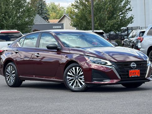 Used 2025 Nissan Altima 2.5 SV FWD image 2