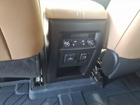 Used 2023 Chevrolet Traverse Premier FWD image 27