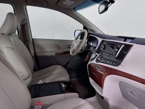 Used 2014 Toyota Sienna XLE image 31