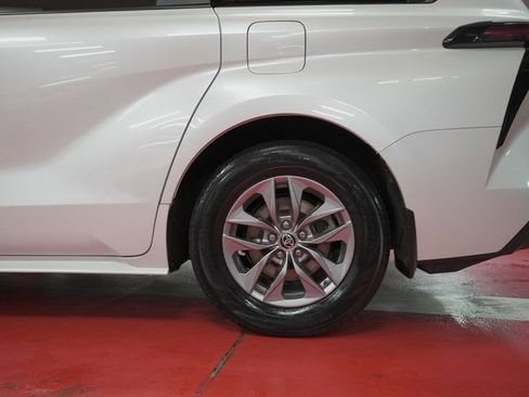 Used 2023 Toyota Sienna XLE w/ XLE Plus Package image 25