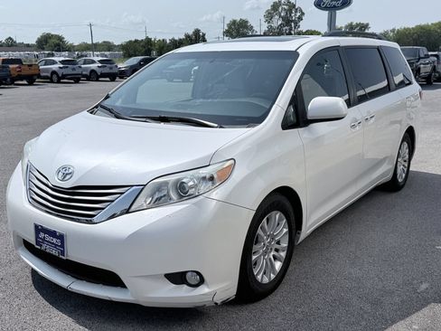 Used 2015 Toyota Sienna XLE w/ XLE Navigation Package FWD image 1