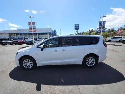 Used 2022 Chrysler Voyager LX FWD image 5