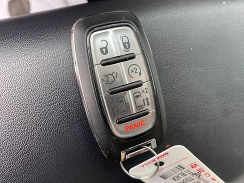 Used 2024 Chrysler Pacifica Touring-L FWD image 22