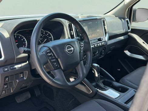 Used 2025 Nissan Frontier SV w/ SV Convenience Package RWD image 13