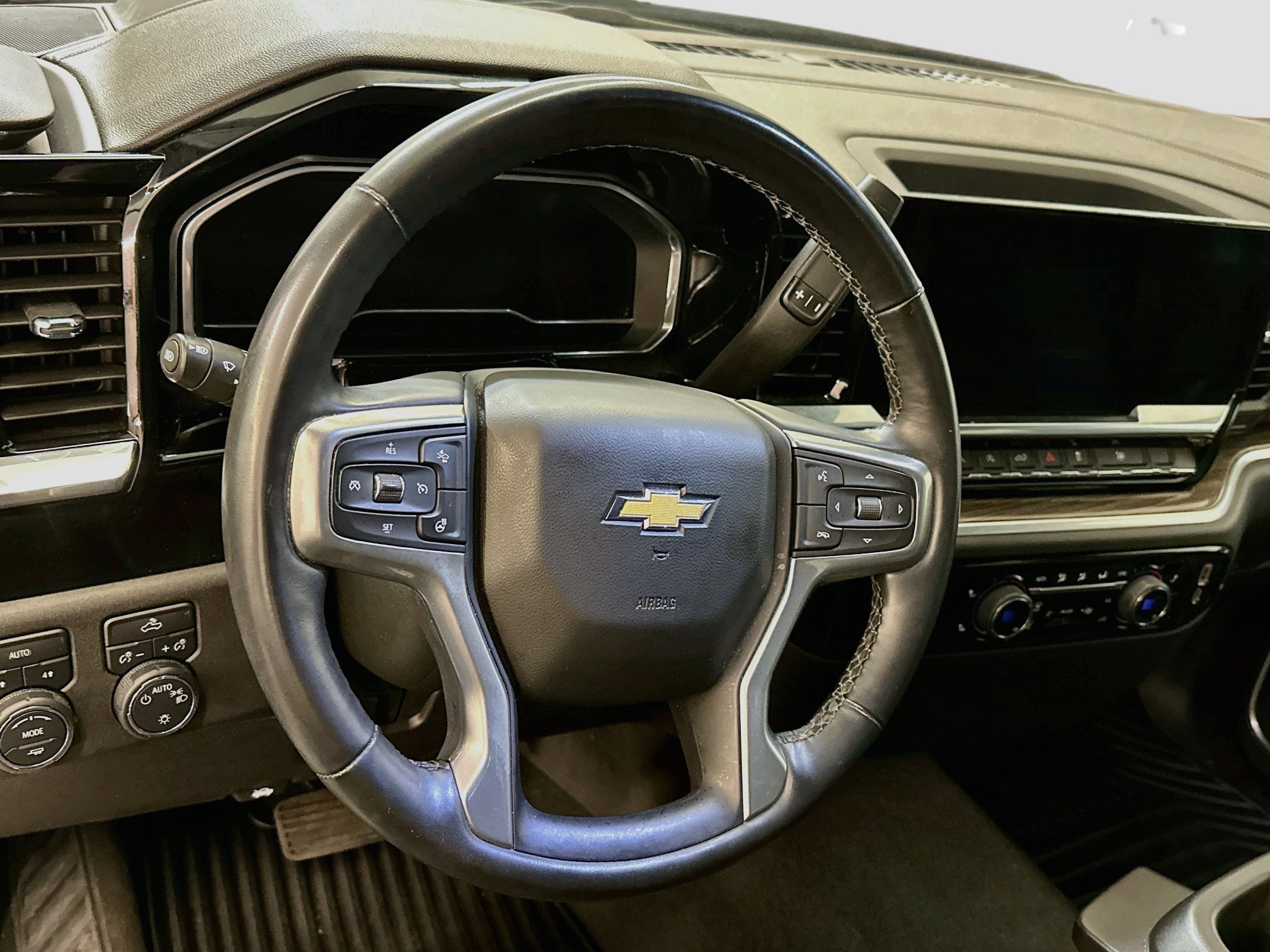 Used 2024 Chevrolet Silverado 1500 LT AWD/4WD image 18