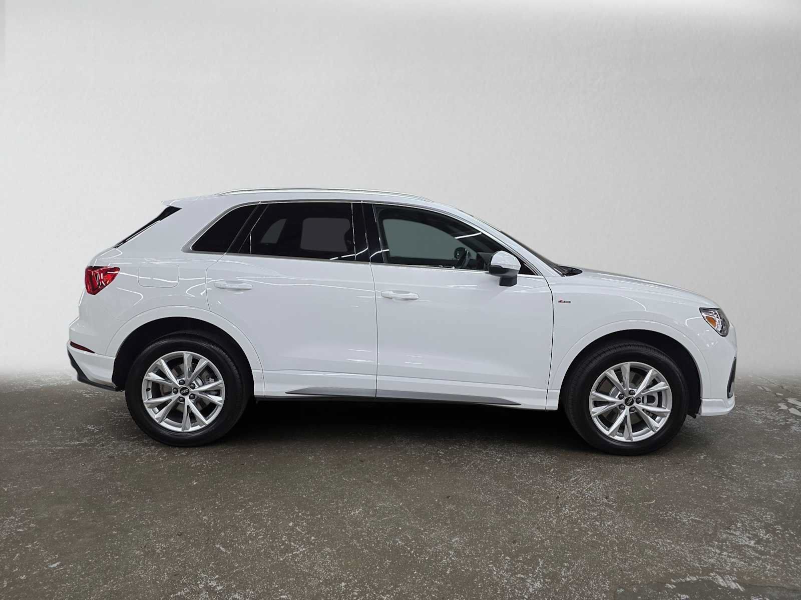 Used 2025 Audi Q3 2.0T Premium AWD/4WD image 2