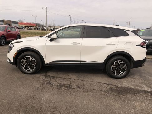 Used 2023 Kia Sportage LX image 3