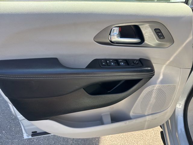 Used 2024 Chrysler Pacifica Touring-L FWD image 7