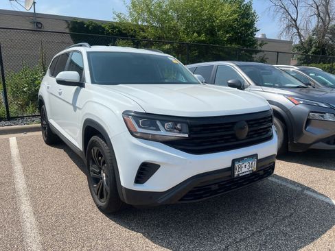 Used 2023 Volkswagen Atlas SE AWD/4WD image 2