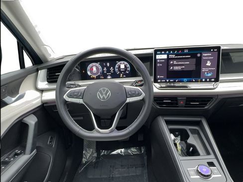 Used 2025 Volkswagen Tiguan SE w/ Panoramic Sunroof Package FWD image 34