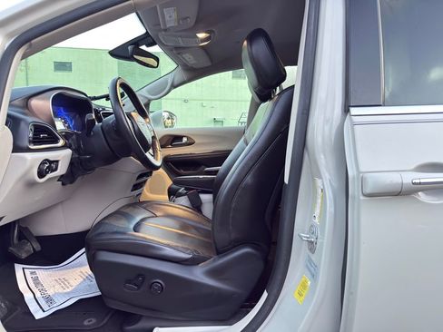 Used 2017 Chrysler Pacifica Touring-L Plus image 13