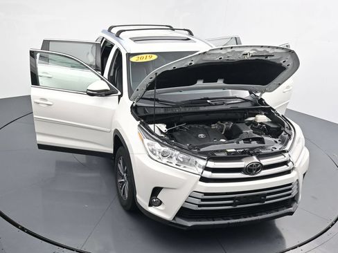 Used 2019 Toyota Highlander XLE AWD/4WD image 39
