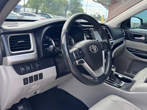 Used 2017 Toyota Highlander XLE FWD image 12