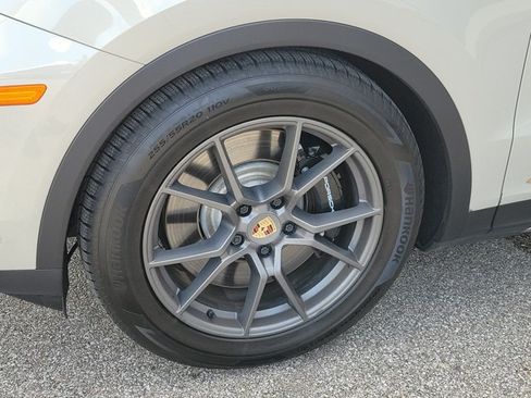 Certified 2025 Porsche Cayenne S AWD/4WD image 11