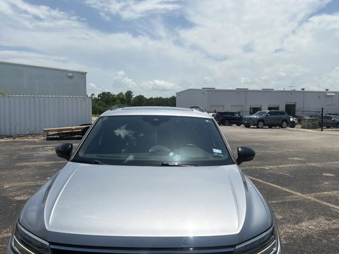 Used 2022 Volkswagen Tiguan SE R-Line FWD image 3