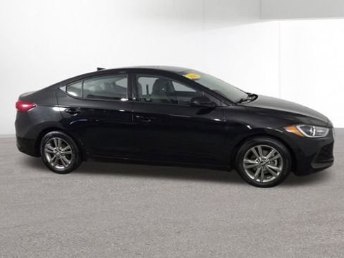 Used 2017 Hyundai Elantra SE image 2