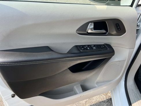 Used 2023 Chrysler Pacifica Touring-L FWD image 13
