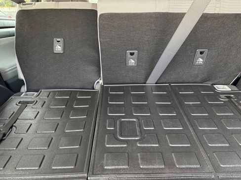 Used 2023 Toyota Highlander LE image 33