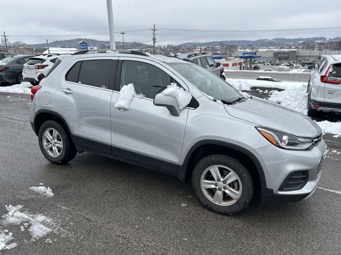 Used 2019 Chevrolet Trax LT w/ LT Convenience Package image 3
