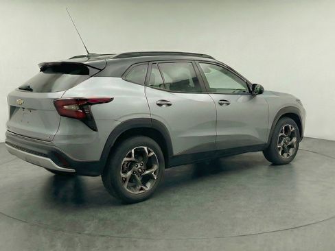 Used 2025 Chevrolet Trax LT FWD image 9