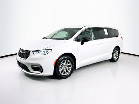 Used 2024 Chrysler Pacifica Touring-L FWD image 3