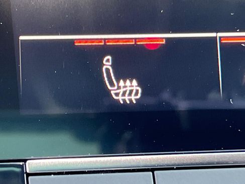 Used 2025 Audi Q8 Premium image 32