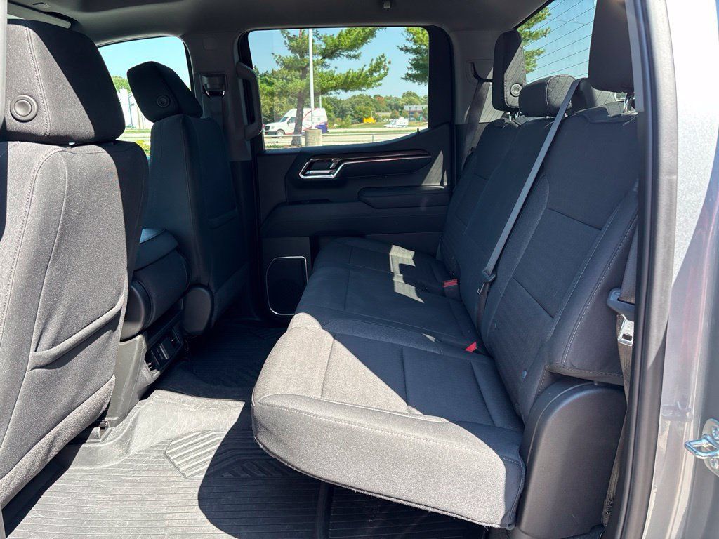 Used 2025 Chevrolet Silverado 1500 LT Trail Boss w/ LPO, Dark Essentials Package AWD/4WD image 16