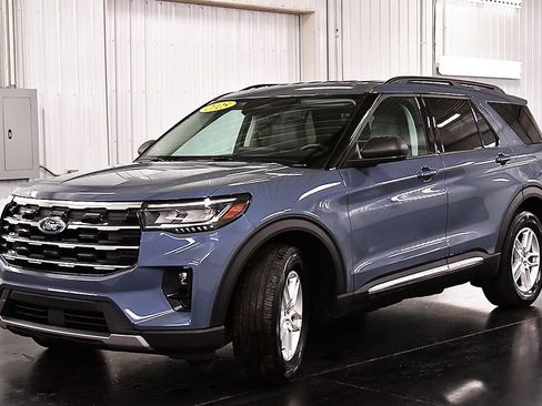 Used 2025 Ford Explorer Active w/ Active Comfort Package RWD image 3