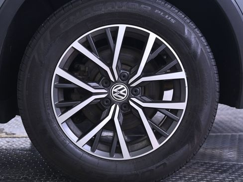 Used 2018 Volkswagen Tiguan SE AWD/4WD image 12